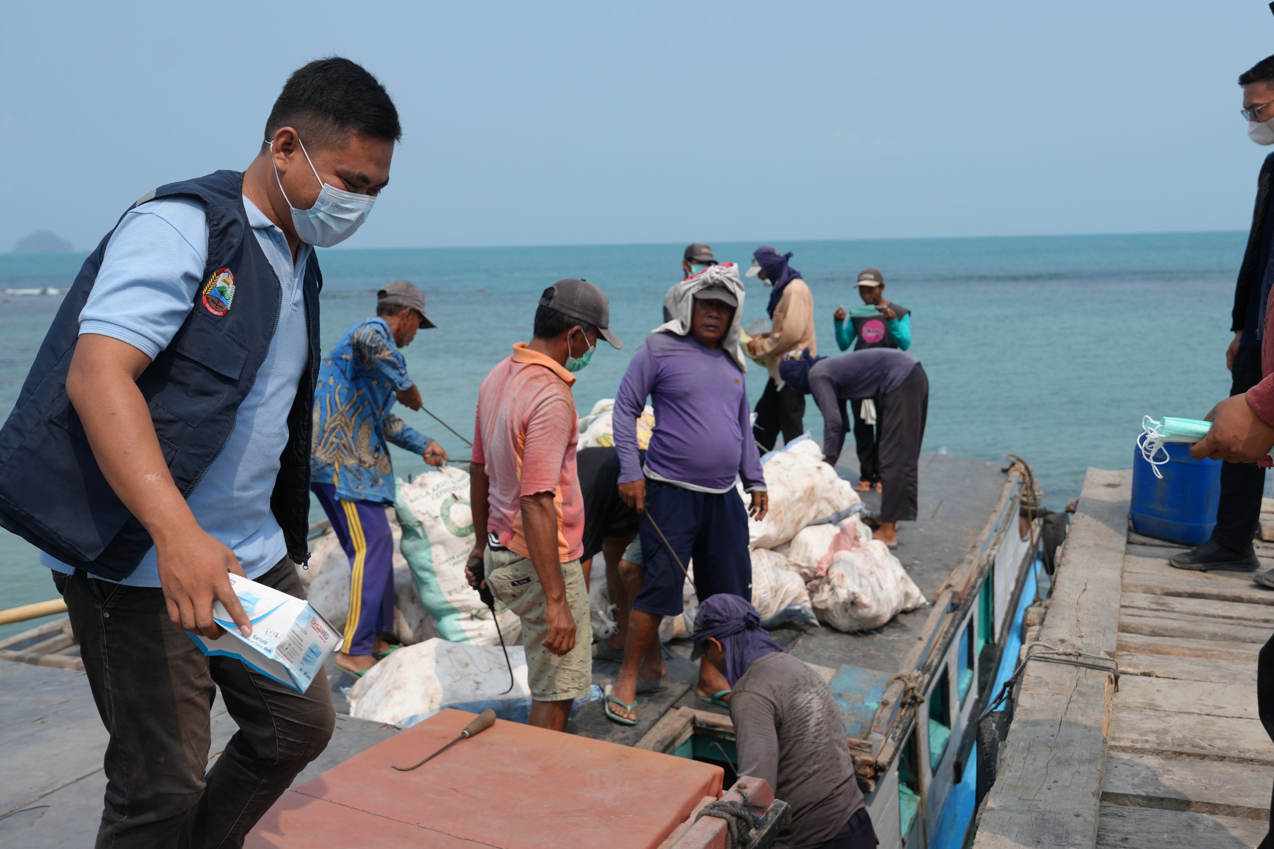 Petugas Kesehatan Membagikan Masker bagi Warga Terdampak Krakatau