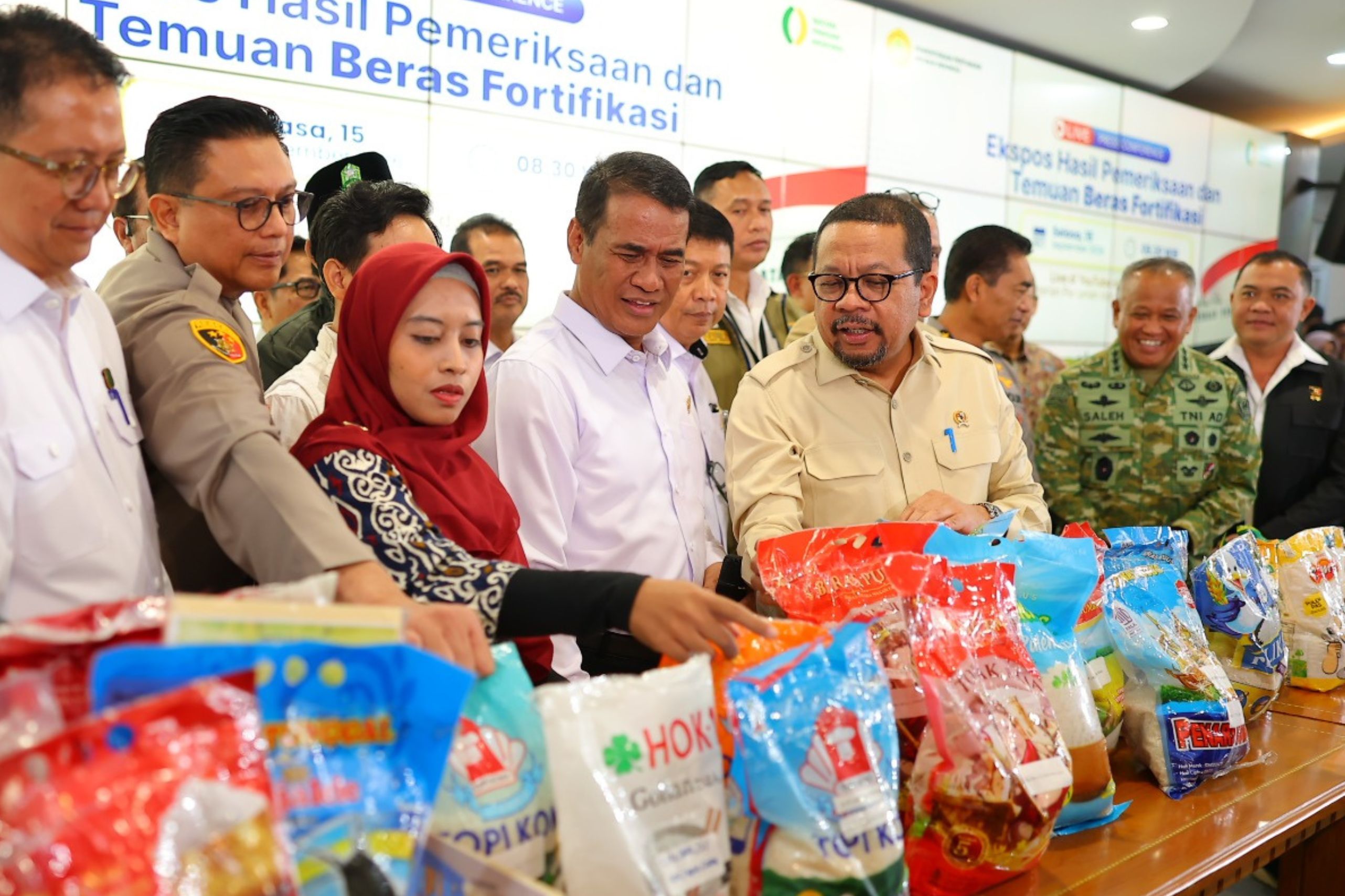 Kepala Badan Komunikasi Pemerintah Muhammad Qodari dan Menteri Pertanian Amran Sulaiman