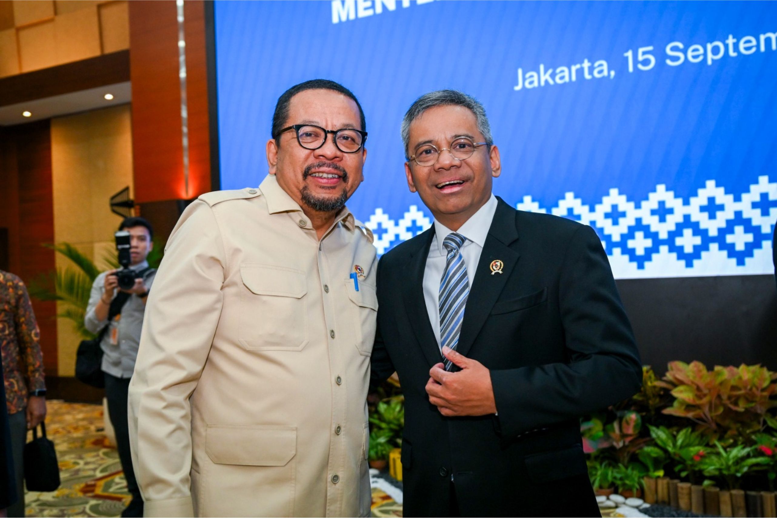 Kepala Badan Komunikasi Pemerintah Muhammad Qodari dan Menteri Keuangan Suahasil Nazara