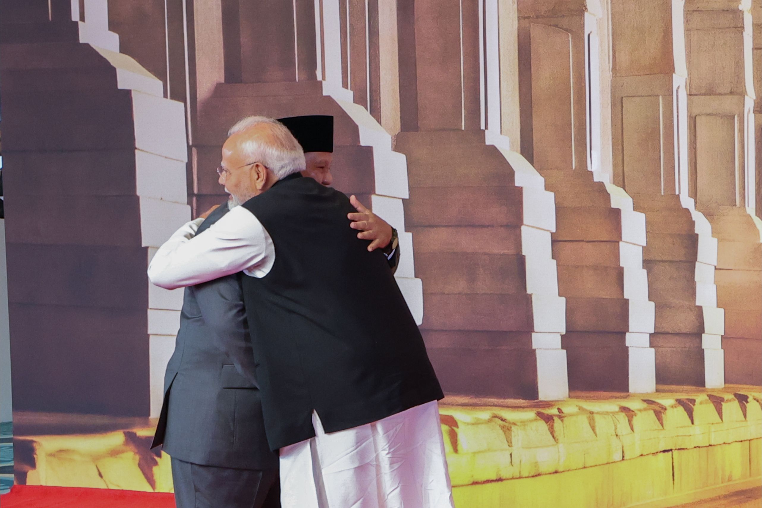 PM Modi Berpelukan dengan Presiden Prabowo di KTT BRICS