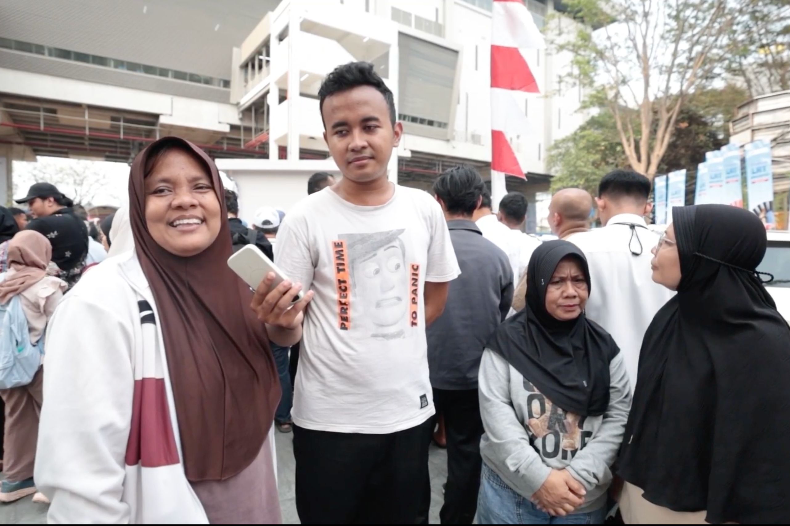 Warga Antusias Sambut LRT Manggarai-Kelapa Gading