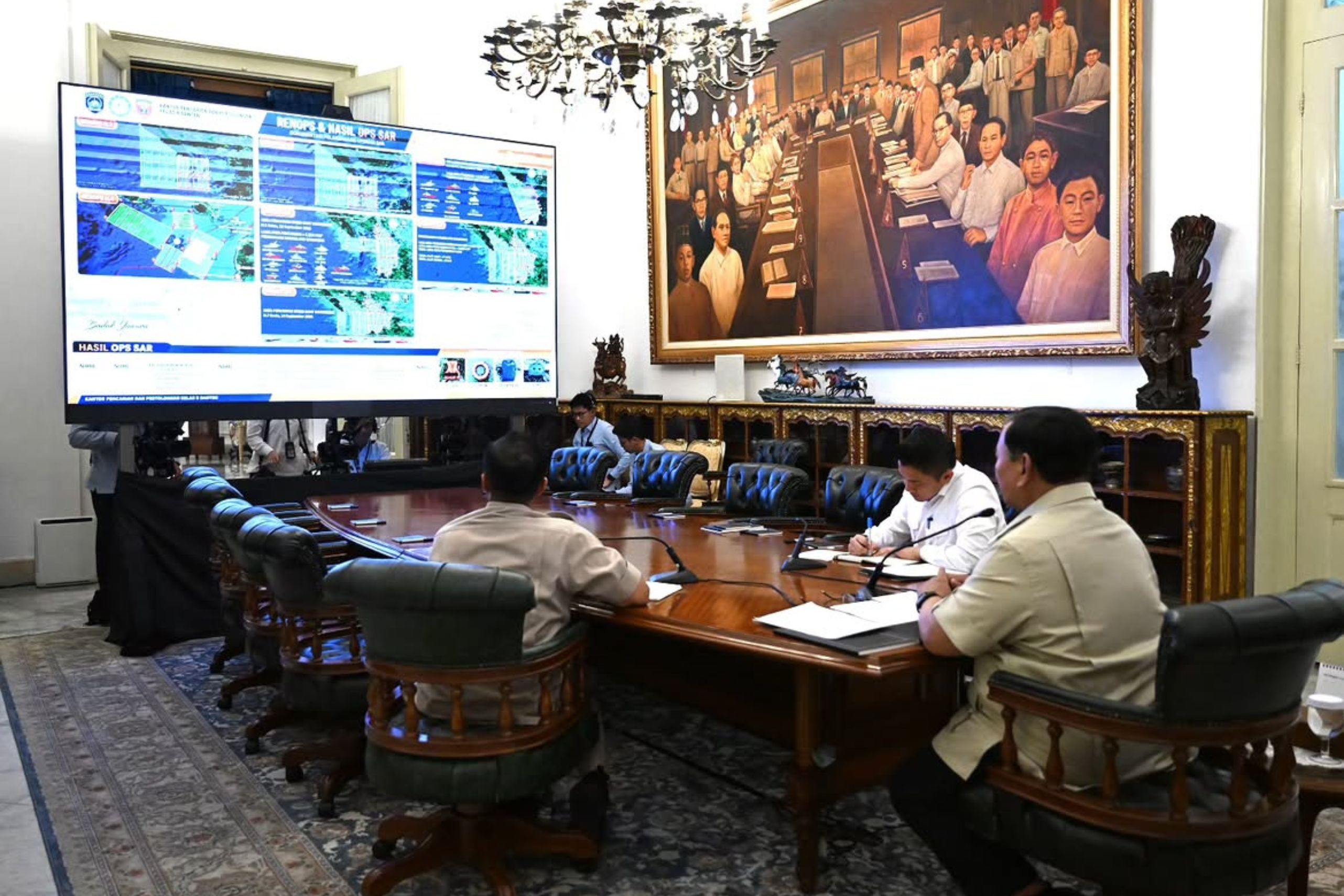 Presiden Prabowo Pimpin Rapat Bencana dan Insiden Transportasi
