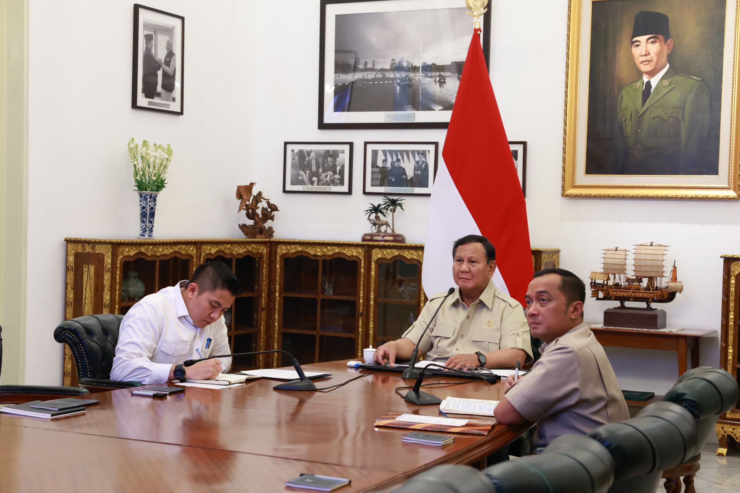 Presiden Prabowo dalam Rapat Terbatas (Ratas) yang membahas perkembangan penanganan karhutla, gempa NTT, kecelakaan Kapal Virgo, dan kasus hilang kontak jurnalis di Istana Negara, Jakarta, Rabu (16/9).