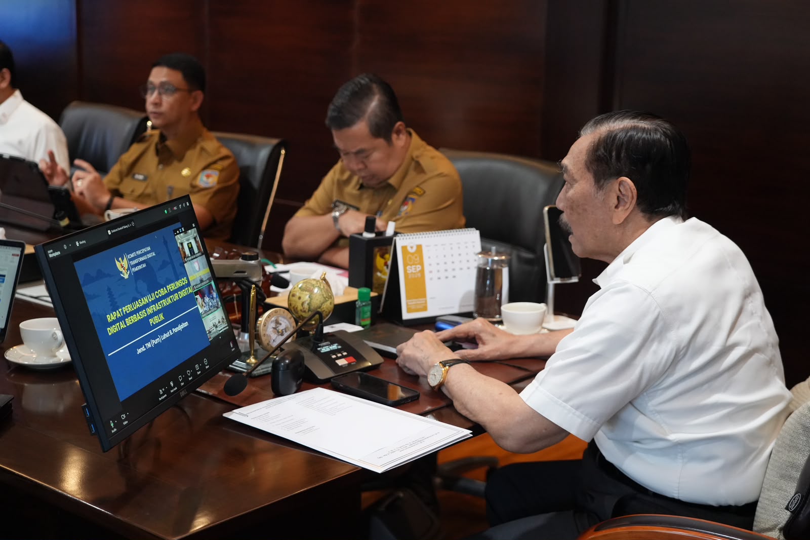 Ketua DEN Luhut Binsar Pandjaitan Pimpin Rapat Perlinsos Digital