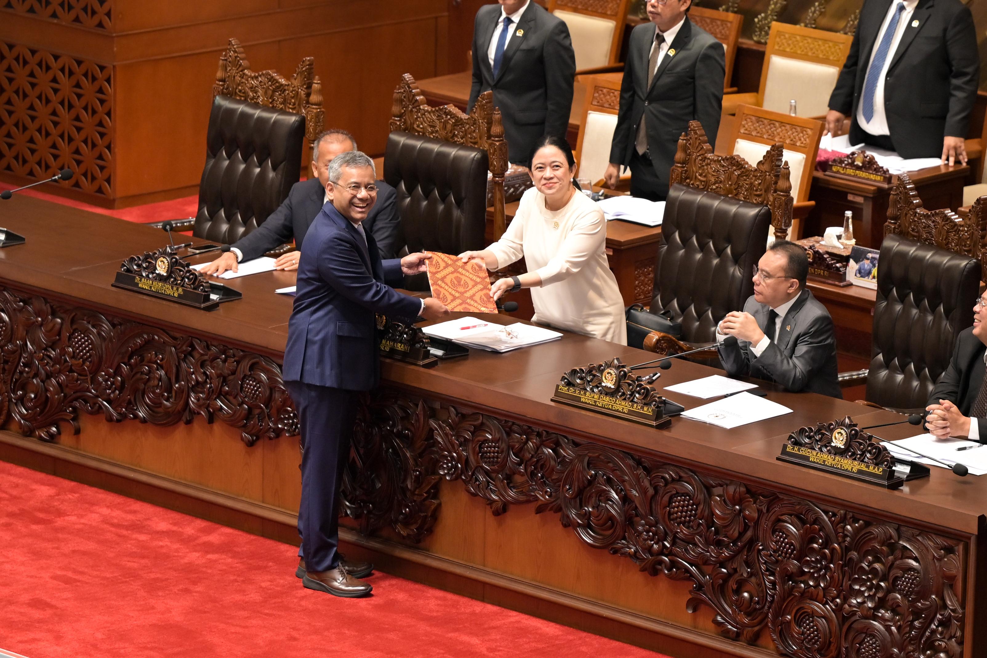 RUU APBN Tahun Anggaran 2027 secara resmi disahkan menjadi Undang-Undang dalam Rapat Paripurna Dewan Perwakilan Rakyat Republik Indonesia (DPR RI) pada Selasa (29/9).