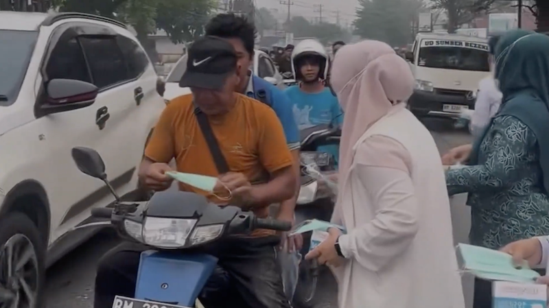 Kemenkes bagikan masker