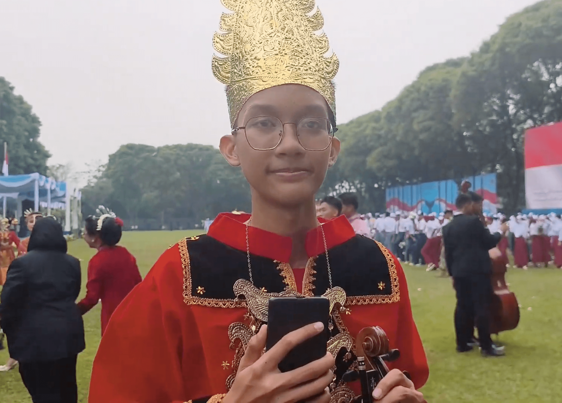 Siswa SMKN 2 Cibinong bermain biola saat Hari Kesaktian Pancasila, Kamis (1/10).