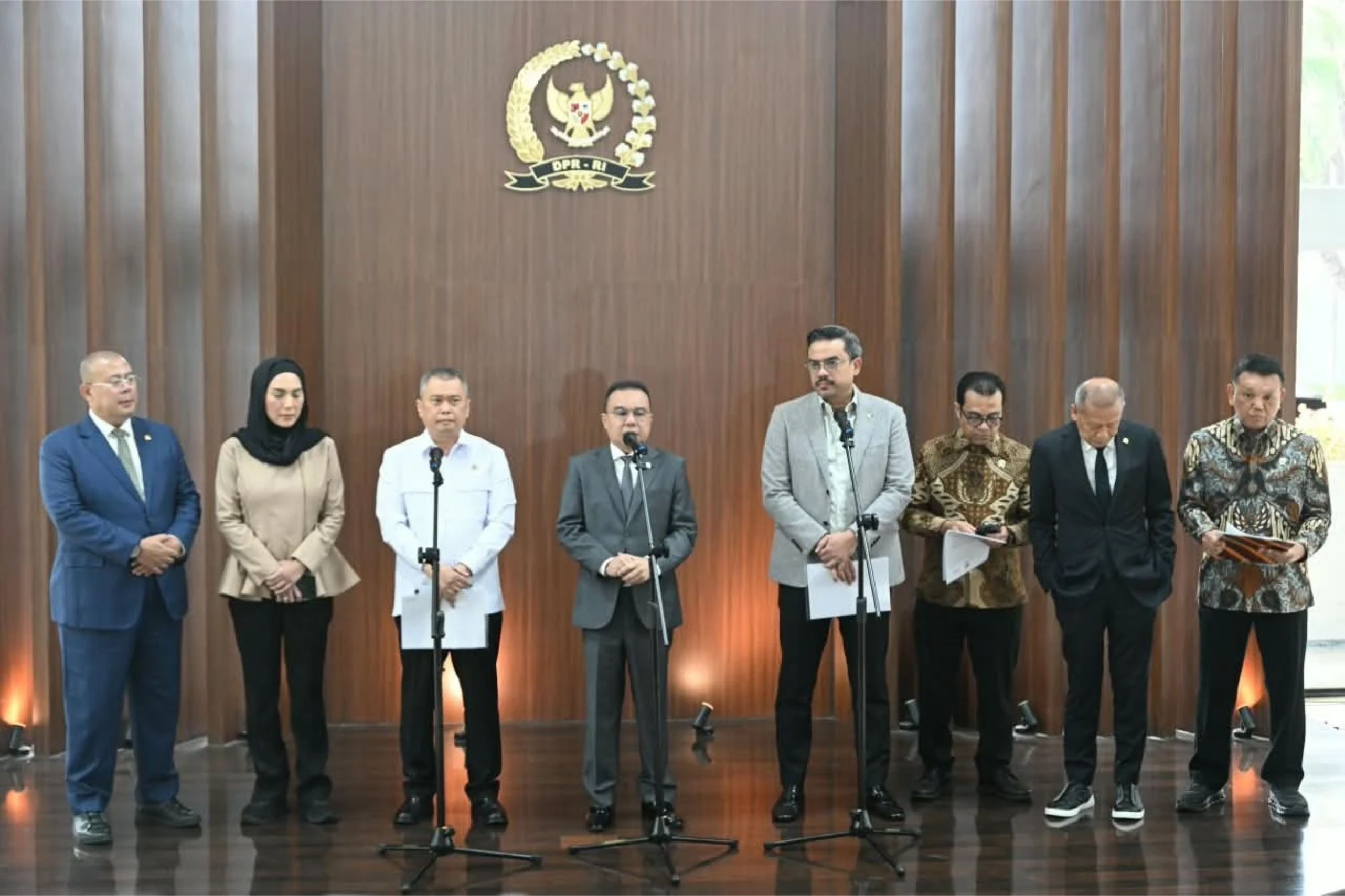Konferensi Pers Pemerintah dan DPR Terkait Perpres Ojol