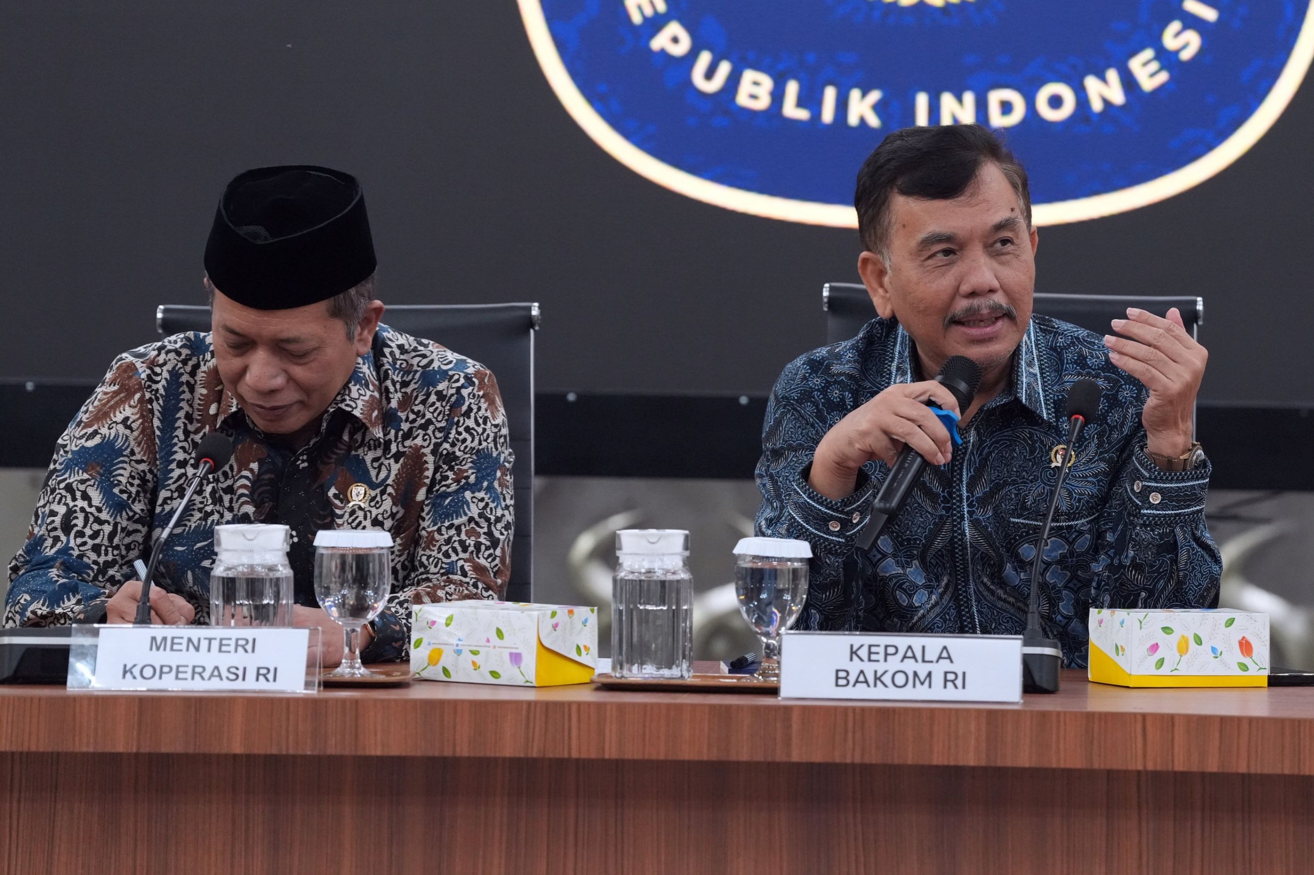Kepala Badan Komunikasi Pemerintah Syahganda Nainggolan dan Menteri Koperasi Ferry Juliantono